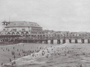 Long Beach, Kalifornie: (čb fotografie) od American Photographer