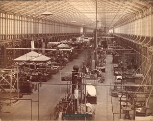 Machinery Hall, South Avenue, Philadelphia Centennial International Exhibition, 1876 (stříbrný potisk) od American Photographer