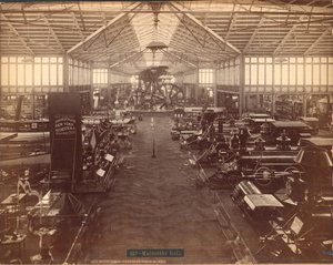 Machinery Hall, od severního konce, Philadelphia Centennial International Exhibition, 1876 (stříbrný tisk z bílků) od American Photographer