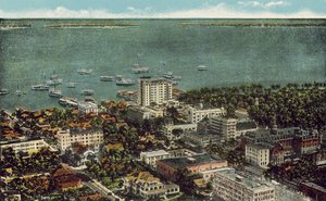 Miami, Florida, asi 1925: Pohled na Miami z ptačí perspektivy (barevná fotografie) od American Photographer