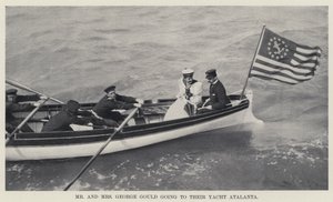 Pan a paní George Gouldovi jdou na svou jachtu Atalanta (černobílá fotografie) od American Photographer