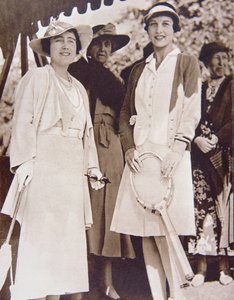 Paní Helen Wills Moody (vpravo), americká šampionka v tenise, se setkala s vévodkyní z Yorku v All-Anglickém klubu ve Wimbledonu během Lawn Tennis Championship v roce 1935 (čb foto) od American Photographer