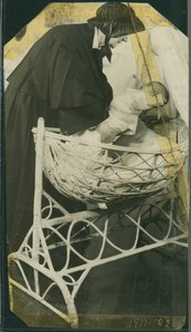 New York Foundling Hospital - Sestra Anna Michella s dítětem a kolébkou od American Photographer