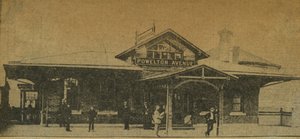 Výstřižek z novin: Powelton Avenue Station, Pennsylvania, USA, 1896 (fotografický tisk) od American Photographer