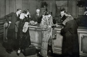Cestující, kteří si kupují jízdenky v pokladně Great Northern Railway v Chicagu od American Photographer