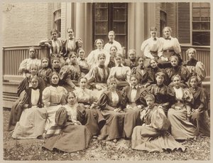 Třída Radcliffe z roku 1896 (černobílá fotografie) od American Photographer