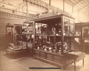 Výstava Rudolpha Koenigse, Filosofický aparát, hlavní výstava, Mezinárodní výstava stého výročí, Philadelphia, 1876 (stříbrný tisk z alba) od American Photographer