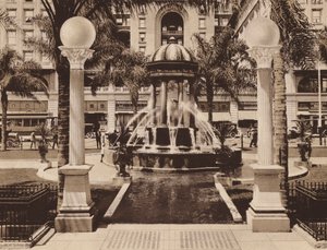 San Diego: Elektrická fontána v parku Plaza, naproti hotelu US Grant, kterou městu daroval Louis J. Wilde (čb fotografie) od American Photographer