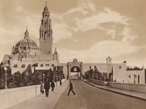 San Diego: Západní brána Panamsko-kalifornské výstavy s věží a kopulí Kalifornské budovy (čb fotografie) od American Photographer