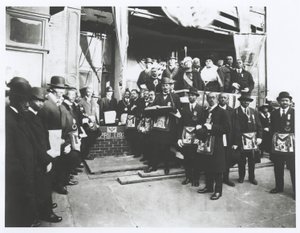 Schomburg mezi zednáři a Odd Fellows u položení základního kamene Iónského chrámu od American Photographer