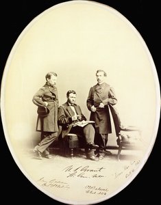 Podepsaná fotografie Ulyssese S. Granta a jeho pomocníků, Orvilla E. Babcocka a Adama Badeaua, ve vojenské uniformě, kolem roku 1865 od American Photographer