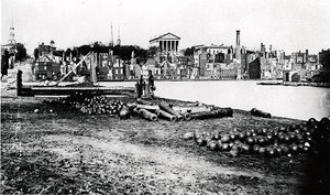 Jižní strana Canal Basin, Richmond, Virginie, duben 1865 (černobílá fotografie) od American Photographer