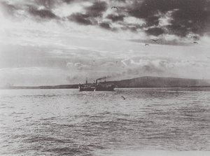 Parník Oshkosh vyplouvá z Long Beach při své první plavbě (čb fotografie) od American Photographer