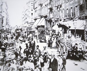 Pouliční trh v Mulberry Street, Lower East Side, New York City od American Photographer