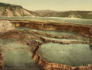 Summit Basin, Mammoth Hot Spring, Yellowstonský národní park, cca 1898 (fotochrom) od American Photographer