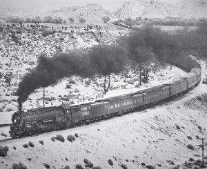 Vlak „Grand Canyon Limited“ ze Santa Fe Railroad na Cajon Pass ve Victorville, Kalifornie od American Photographer