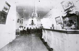 The Long Branch Saloon, Dodge City, Kansas, cca 1880 (černobílá fotografie) od American Photographer