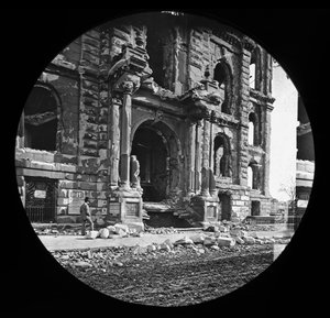 Západní vchod do budovy soudu po velkém požáru v Chicagu, 1871 (sklo lucerny) od American Photographer