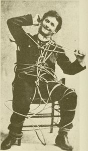 Mladý Harry Houdini při únikovém triku s lanem v roce 1898 (čb fotografie) od American Photographer