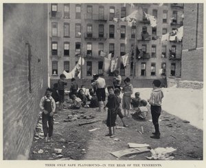 Jejich jediné bezpečné hřiště, v zadní části činžovních domů (černobílá fotografie) od American Photographer