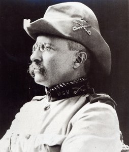 Theodore Roosevelt jako podplukovník 1. americké dobrovolné kavalérie v roce 1898 (černobílá fotografie) od American Photographer