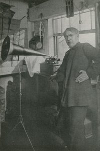 Thomas Edison ve své dílně