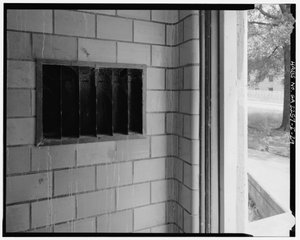 Detail dlaždice a lišty s poštovními otvory, typický vstup na schodiště, Techwood Homes, budova č. 6, 465 Techwood Drive & 119-125 Hunnicutt Street, Atlanta, Fulton County, GA od American Photographer