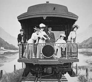 Turisté pořizující scénické fotografie ze zadní pozorovací plošiny vlaku Union Pacific od American Photographer