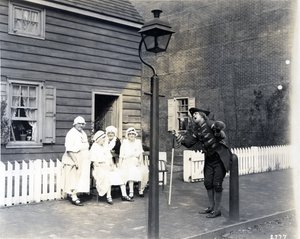 Town Crier na High Street, 1926 (želatinový stříbrný tisk) od American Photographer