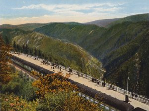 Vlak přijíždí do American, Kalifornie (barevné foto) od American Photographer