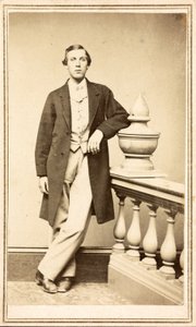 Neznámý muž v plášti opřený o sloup, kolem 1860-75 (tisk alba) od American Photographer