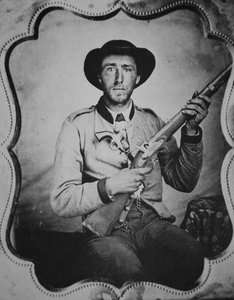 Neznámý voják Konfederace pózující ve fotografově ateliéru (černobílá fotografie) od American Photographer