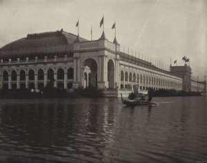 Vodní pohled na budovu výrobny od American Photographer
