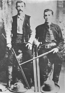 Poslové dostavníků Wells Fargo vyzbrojení brokovnicemi a opakovacími puškami Winchester (černobílá fotografie) od American Photographer