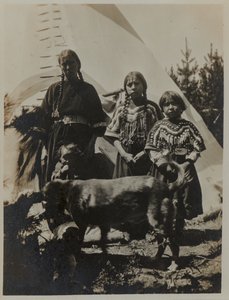 Žena, dvě dívky a dítě se psem, asi 1900. Želatinová stříbrná fotografie od American Photographer
