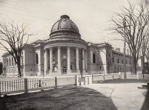 Yaleova univerzita: (čb foto): "Rotunda", vlevo Woolsey Hall, vpravo Yaleova jídelna (čb foto) od American Photographer
