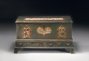 Nátěrem zdobená truhla se zvedacím věnem, s nápisem Susana Scheblern, pravděpodobně Lancaster County, Pennsylvania, 1790 od American School