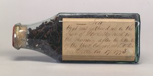 Čajové lístky Boston Tea Party ve skleněné láhvi, shromážděné T.M. Harris, Dorchester Neck, prosinec 1773 od American School