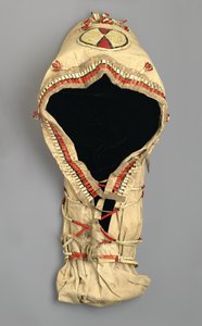 Cradle Board with Quill Work, vyrobený lidmi Arapaho, kolem 70. let 19. století (mušelín, vrba, dikobraz brk a jelení kůže) od American School