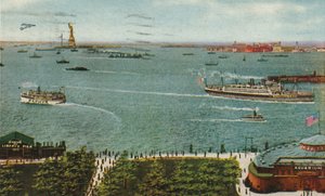 New York Harbour z baterie, zobrazující Sochu svobody a Ellis Island, c.1910 od American School