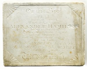 Plaketa na kenotaf označující místo, kde byl Alexander Hamilton smrtelně zraněn během souboje s Aaronem Burrem, kolem roku 1805 (mramor) od American School