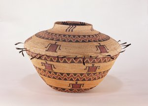 Úložný koš Pomo zdobený peřím, z Kalifornie (tkané vlákno) od American School