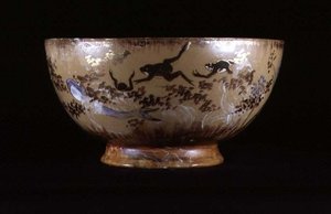 Punch Bowl vyrobený metodou „paste on paste“ z továrny Rookwood v Cincinnati, Ohio od American School