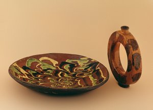 Redware oválná miska s mramorovou glazurou a nosičem vody (keramika) od American School