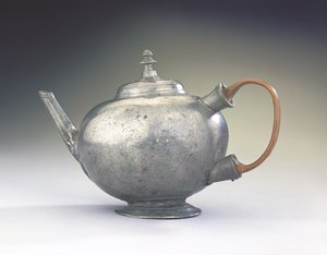 Čajová konvice, z Bostonu, Massachusetts, 1740-60 (cín a dřevo)