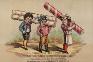 Tři chlapci nesoucí cukrovinky od American School
