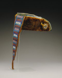 Turban, Mesquakie, cca 1880 (vydří kůže, bavlněná tkanina, hedvábná stuha, skleněné korálky a medvědí dráp) od American School