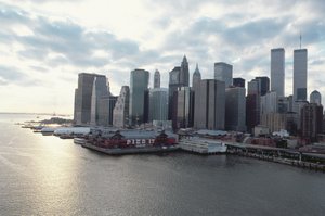 Pohled směrem k finanční čtvrti přes East River od American School