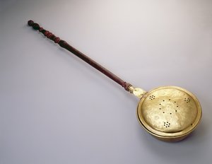 Ohřívací pánev, pravděpodobně z Bostonu, 1780-90 (mosaz a javor nebo bříza)
