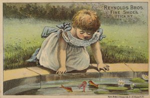 Mladá dívka při pohledu na ryby v rybníku od American School